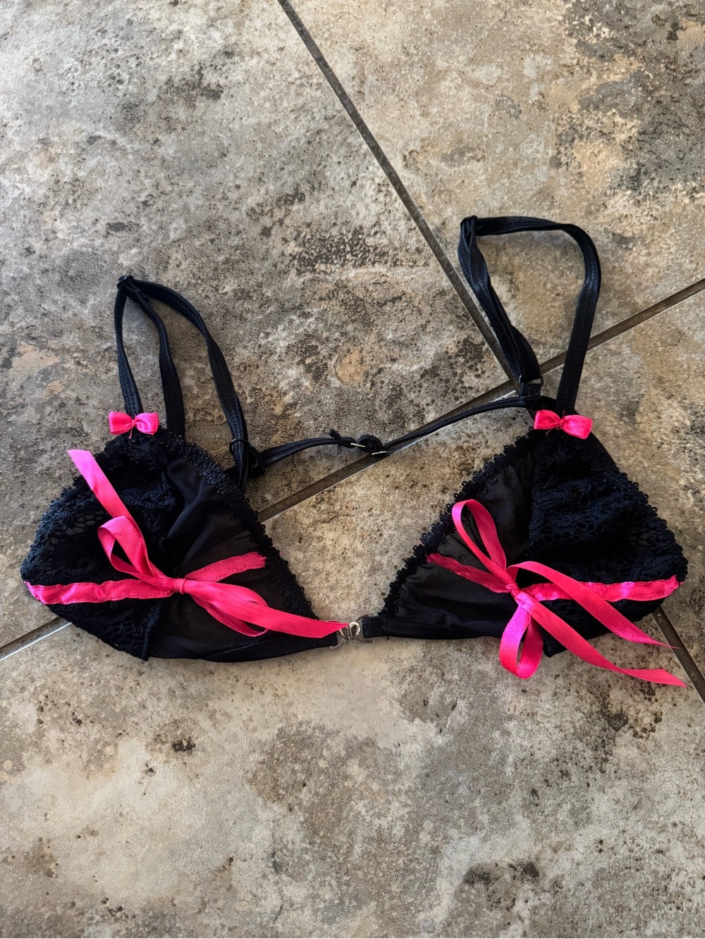 black lace bra hot pink ribbon accents central heart-shaped clasp size s/m